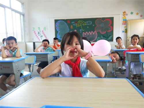 好的，根据您的要求，以下是一个

共筑天伦之乐：与父母共度和谐晚年，幸福时光温馨开启